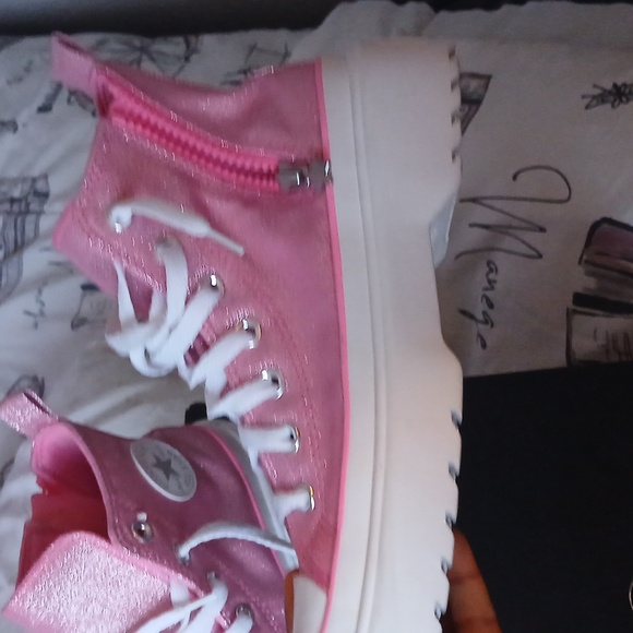 Converses - Picture 2 of 4